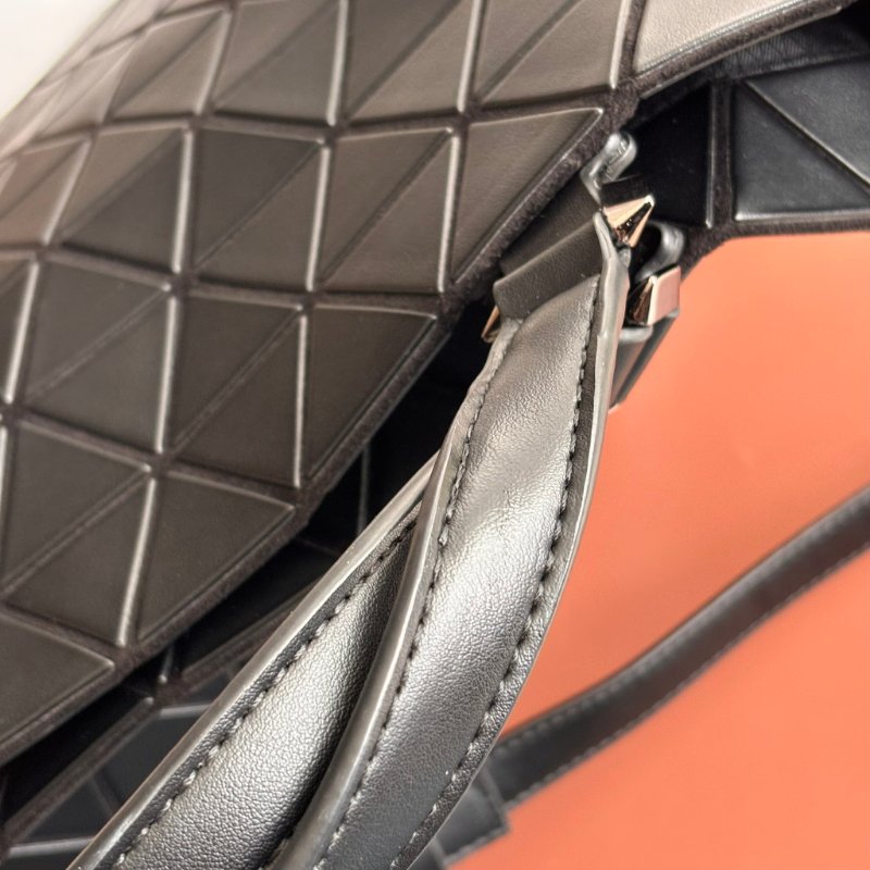 限定款::BAO BAO ISSEY MIYAKE :: CRYSTAL MATTE 霧面啞光斜背手提兩用包 水晶包 三宅一生-4