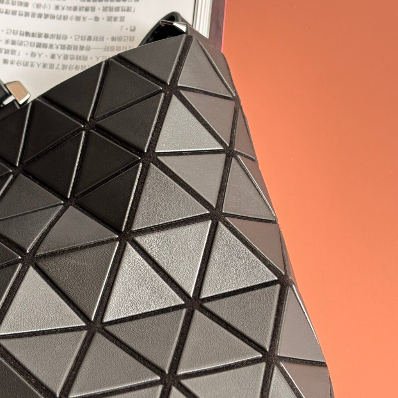 限定款::BAO BAO ISSEY MIYAKE :: CRYSTAL MATTE 霧面啞光斜背手提兩用包 水晶包 三宅一生-11