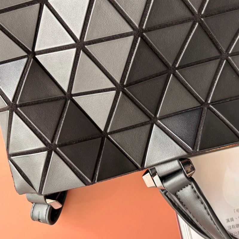 限定款::BAO BAO ISSEY MIYAKE :: CRYSTAL MATTE 霧面啞光斜背手提兩用包 水晶包 三宅一生-19