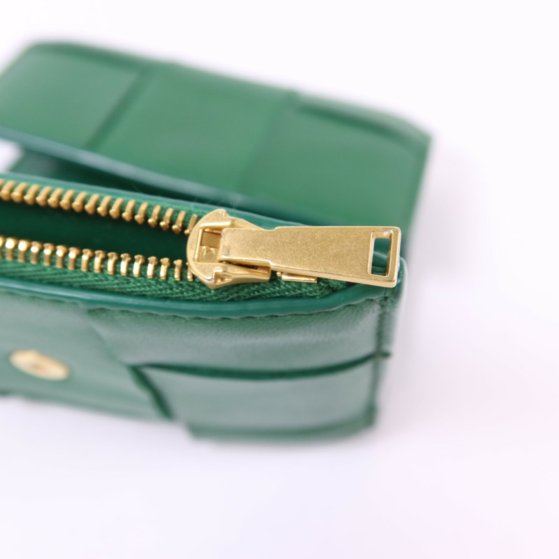 BOTTEGA VENETA 羊皮皮革Cassette Trifold Short Wallet金扣錢包-10