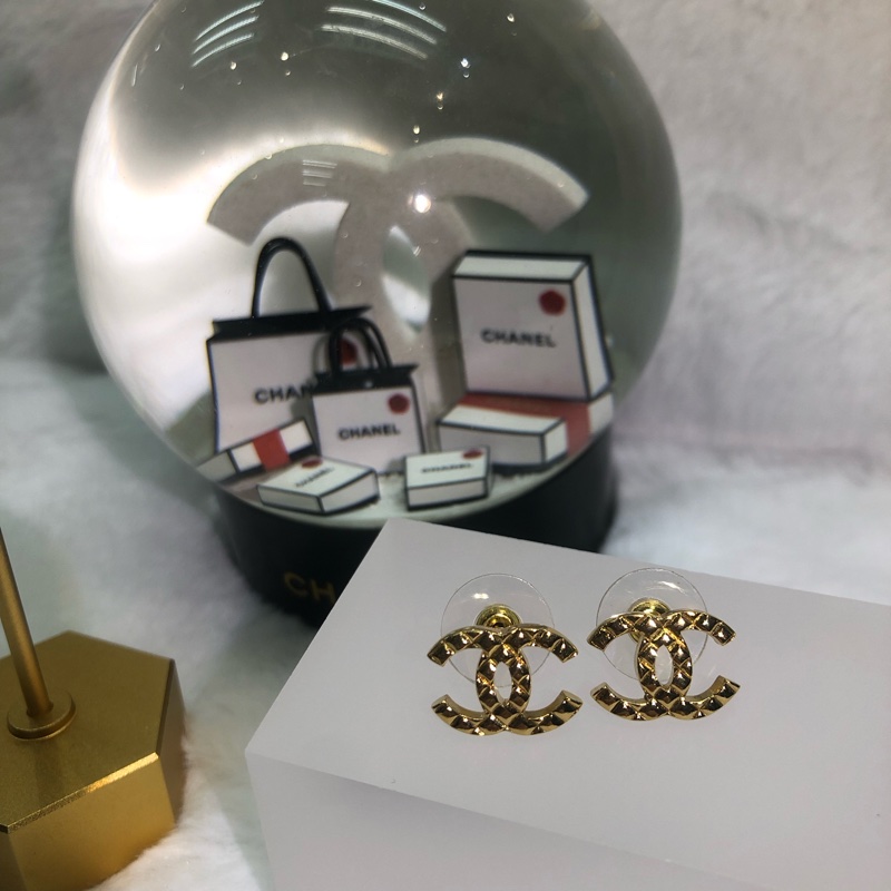 Chanel Coco Crush 系列菱格紋黃金耳環I501-0