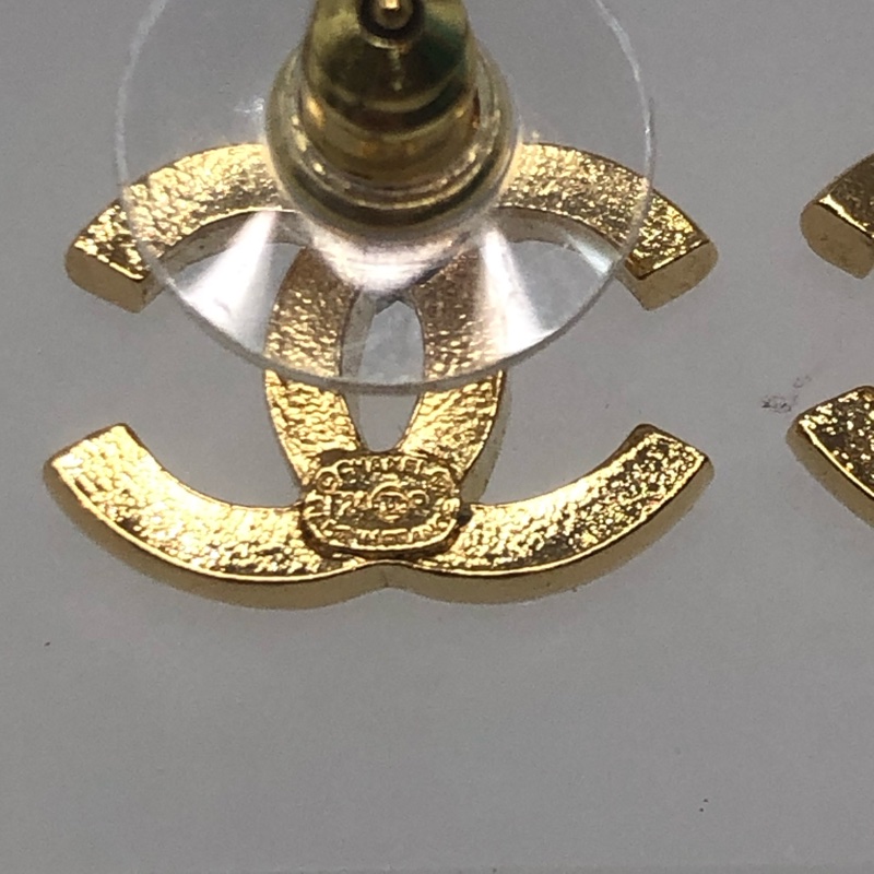 Chanel Coco Crush 系列菱格紋黃金耳環I501-6