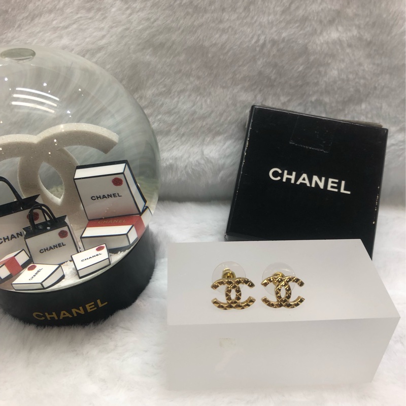 Chanel Coco Crush 系列菱格紋黃金耳環I501-10
