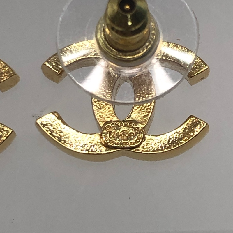 Chanel Coco Crush 系列菱格紋黃金耳環I501-15