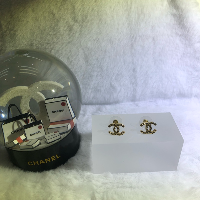 Chanel Coco Crush 系列菱格紋黃金耳環I501-22