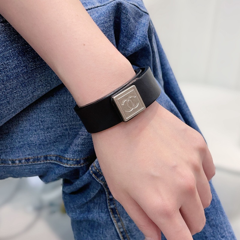 Chanel 中古雙C銀色磨砂方扣皮手帶I515-10