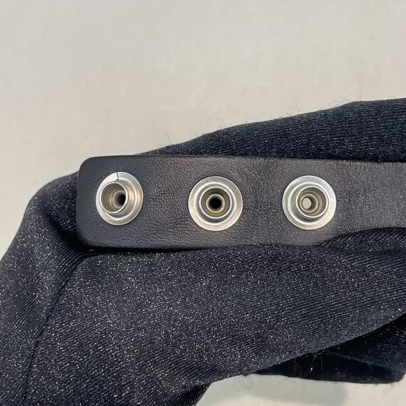 Chanel 中古雙C銀色磨砂方扣皮手帶I515-24