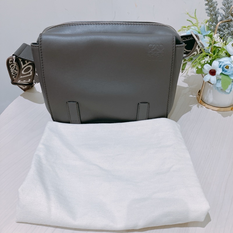 TK1872 Loewe 羅意威灰色軍旅信差斜背包Military Messenger Bag In Supple Smooth Calfskin And Jacquard-52