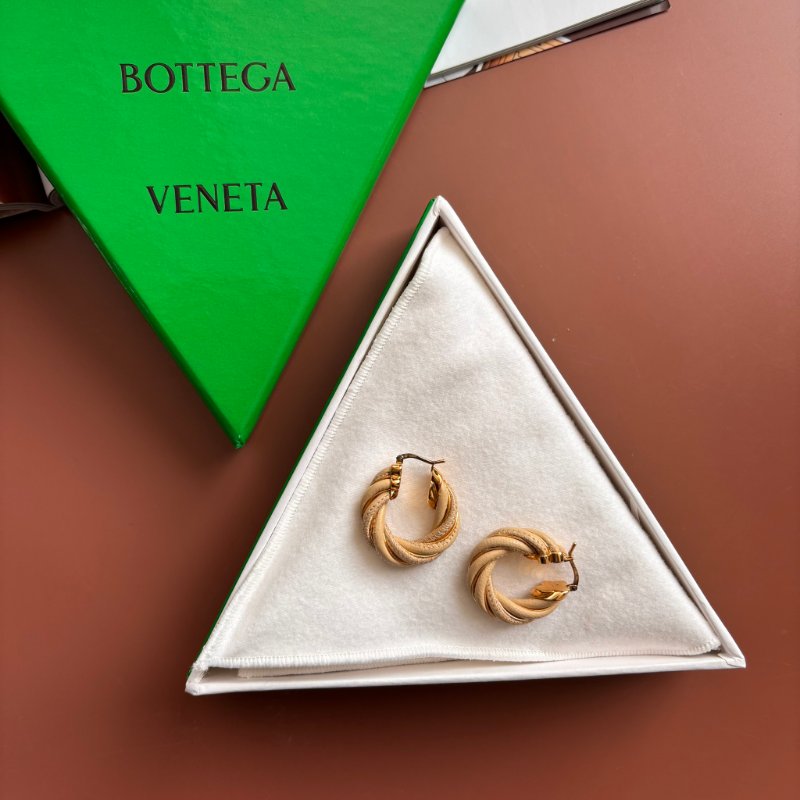 ::BOTTEGA VENETA:: BV 奶茶色麻花皮革圈型耳環 Earrings-0