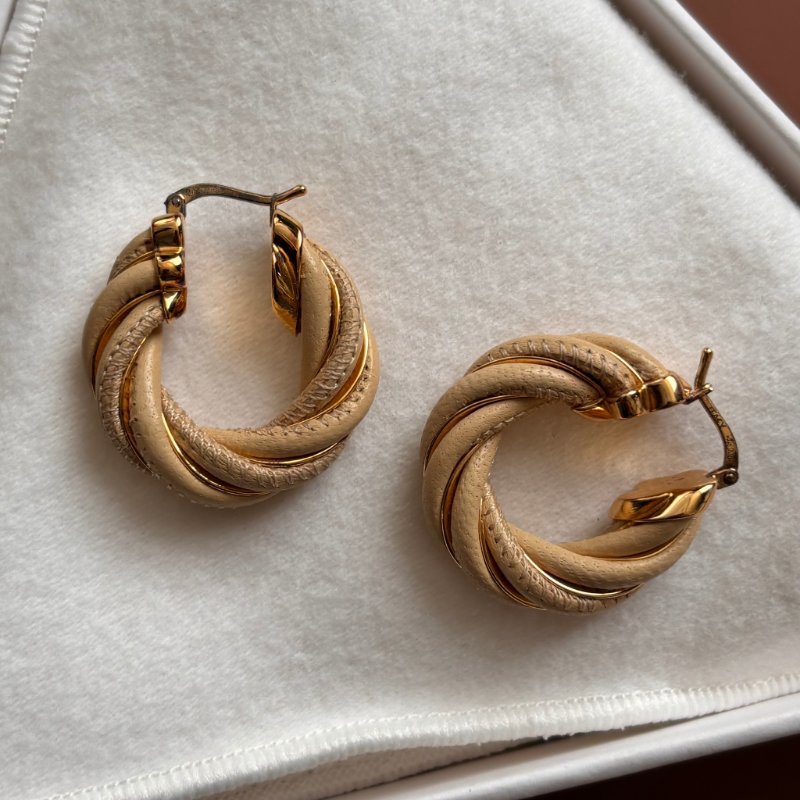 ::BOTTEGA VENETA:: BV 奶茶色麻花皮革圈型耳環 Earrings-1