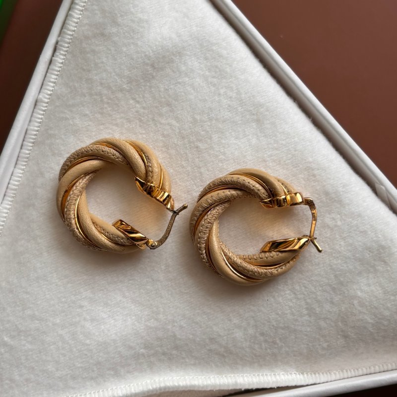 ::BOTTEGA VENETA:: BV 奶茶色麻花皮革圈型耳環 Earrings-2