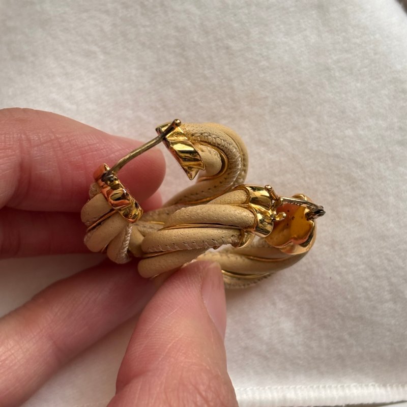 ::BOTTEGA VENETA:: BV 奶茶色麻花皮革圈型耳環 Earrings-3