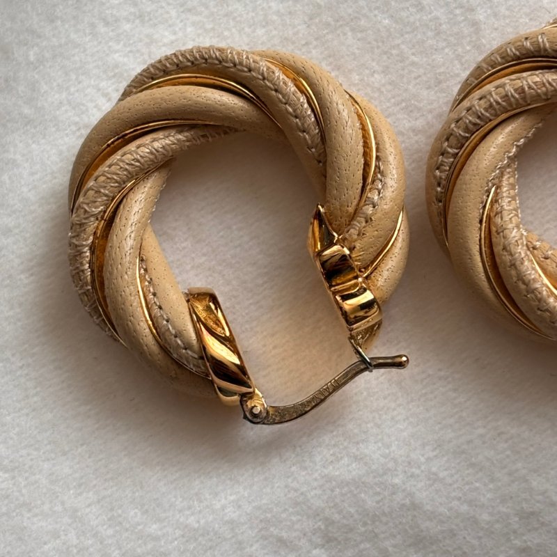 ::BOTTEGA VENETA:: BV 奶茶色麻花皮革圈型耳環 Earrings-5