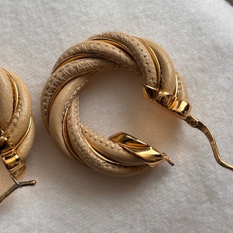 ::BOTTEGA VENETA:: BV 奶茶色麻花皮革圈型耳環 Earrings-6