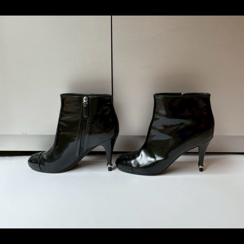 Chanel 黑亮皮細跟珍珠短靴-0