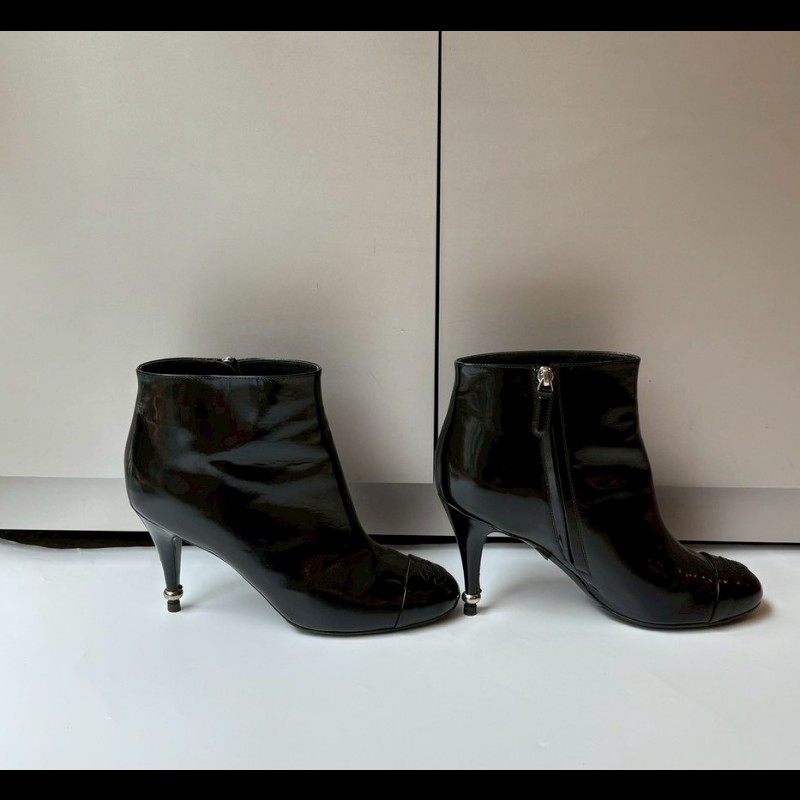 Chanel 黑亮皮細跟珍珠短靴-1