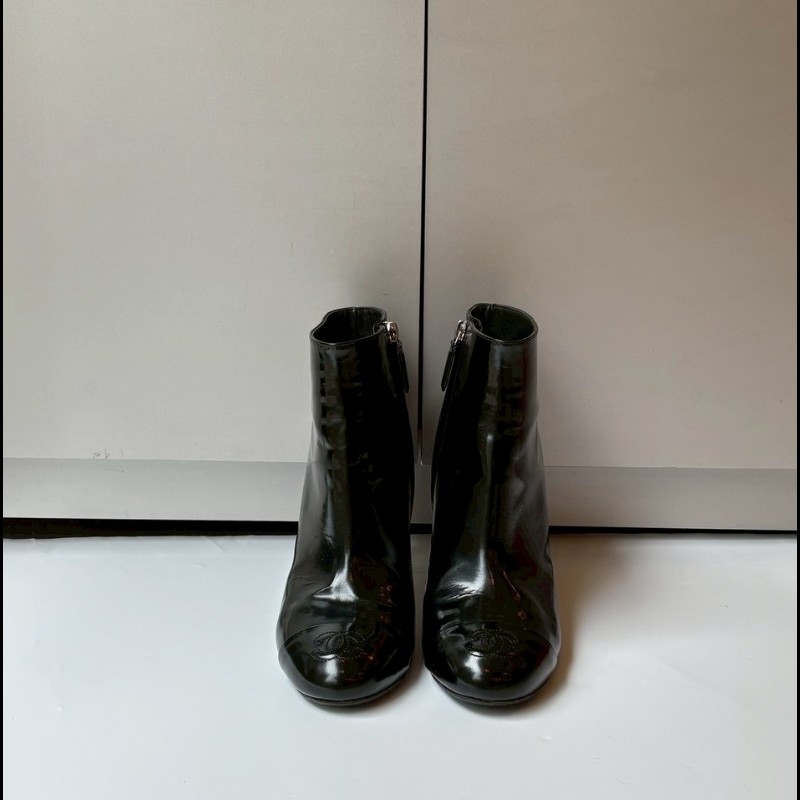 Chanel 黑亮皮細跟珍珠短靴-2