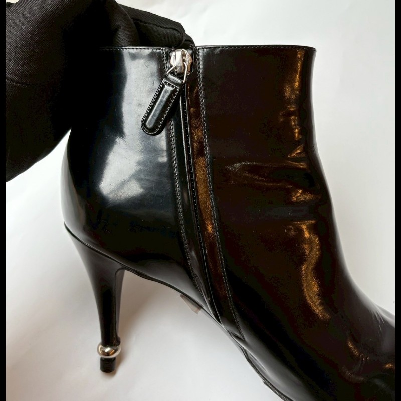 Chanel 黑亮皮細跟珍珠短靴-5