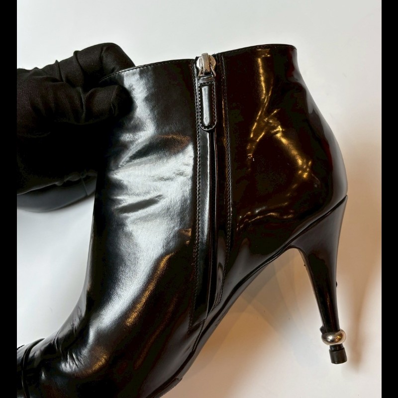 Chanel 黑亮皮細跟珍珠短靴-6