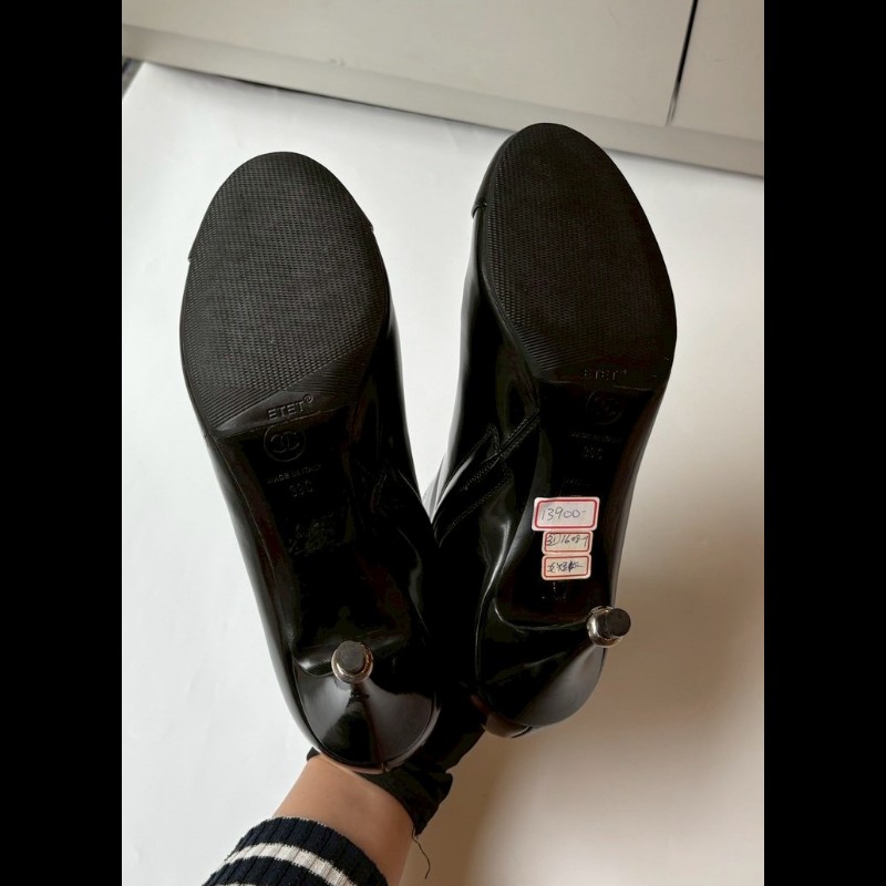 Chanel 黑亮皮細跟珍珠短靴-11