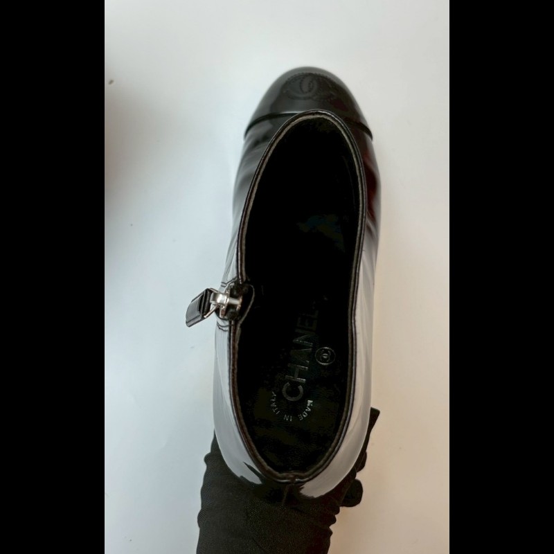 Chanel 黑亮皮細跟珍珠短靴-12