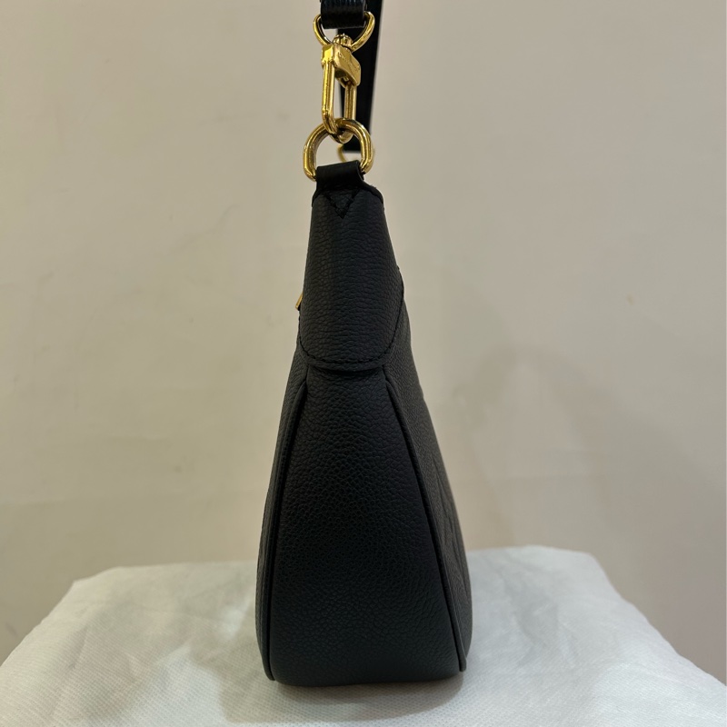 LV 黑色全皮大老花壓紋彎月兩用包-1