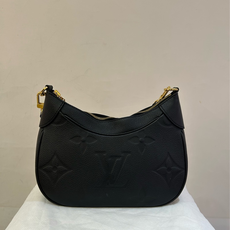 LV 黑色全皮大老花壓紋彎月兩用包-2