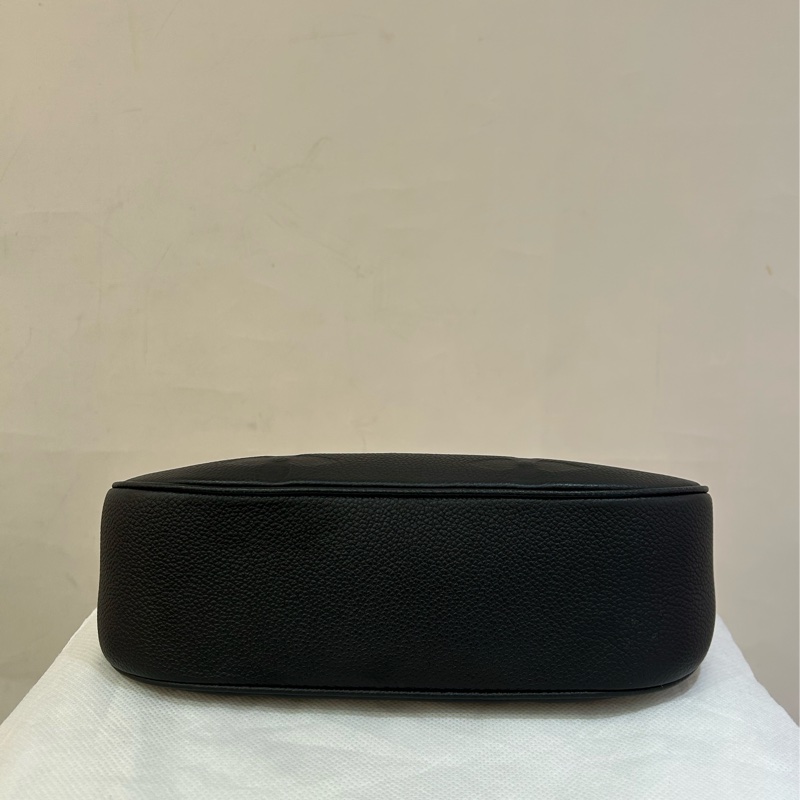 LV 黑色全皮大老花壓紋彎月兩用包-4