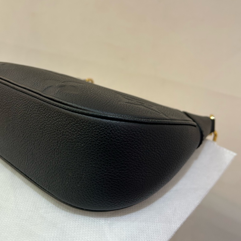 LV 黑色全皮大老花壓紋彎月兩用包-5