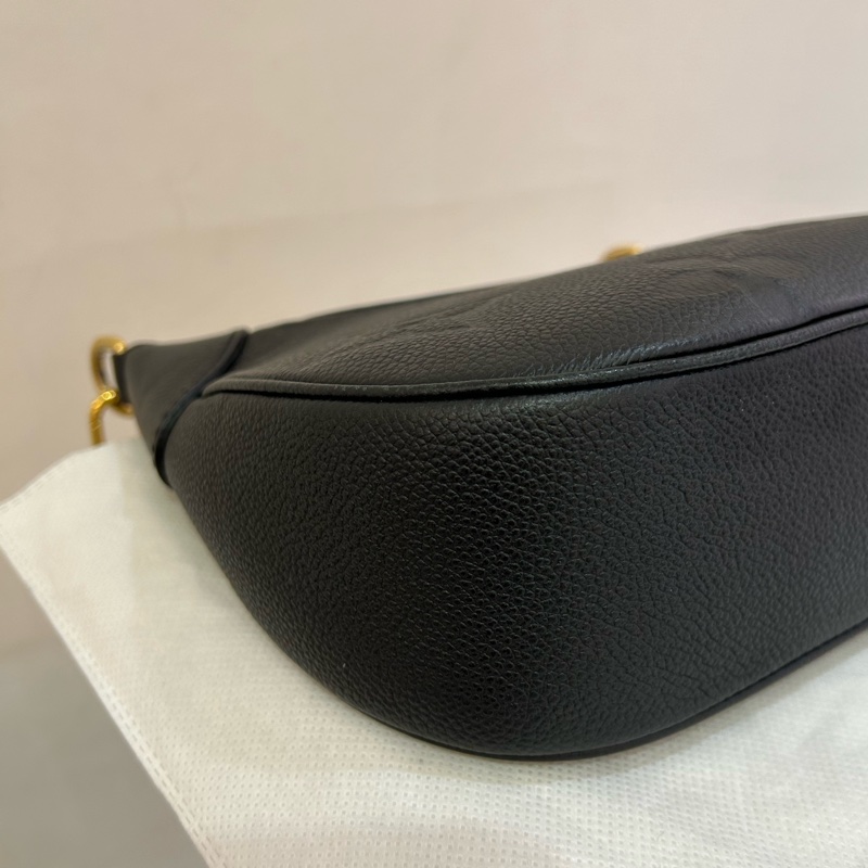 LV 黑色全皮大老花壓紋彎月兩用包-6