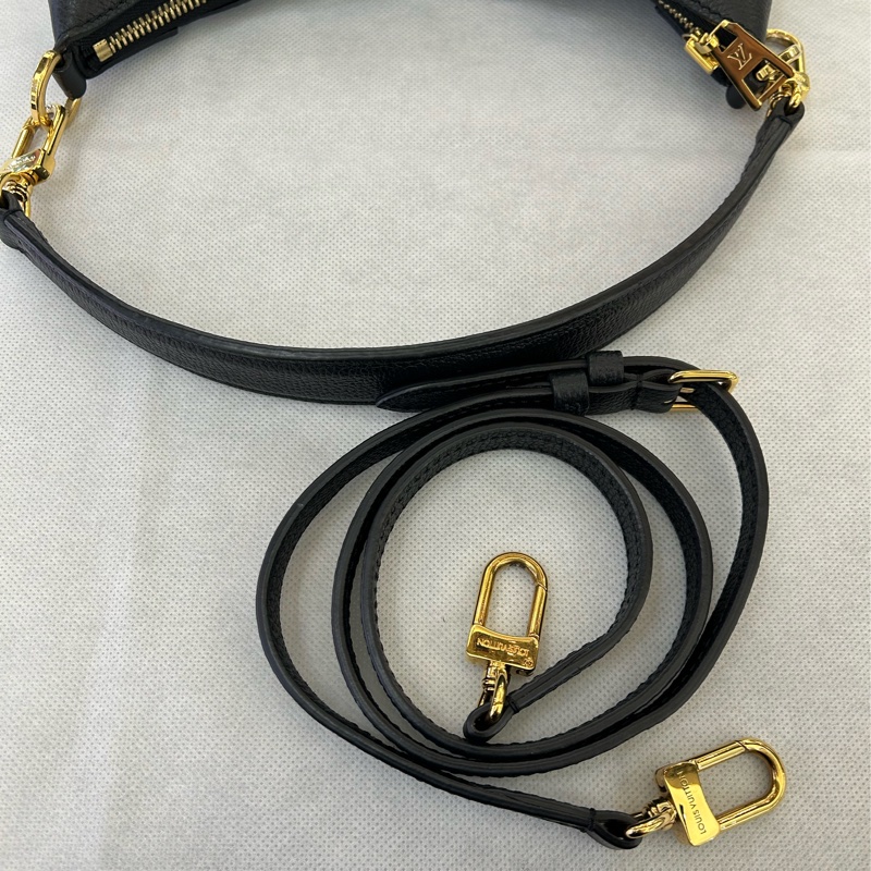 LV 黑色全皮大老花壓紋彎月兩用包-7