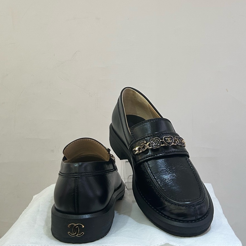 CHANEL黑全皮金黑鎖辣愛心山茶花樂福鞋-0