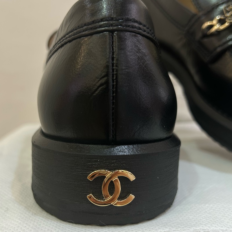 CHANEL黑全皮金黑鎖辣愛心山茶花樂福鞋-1