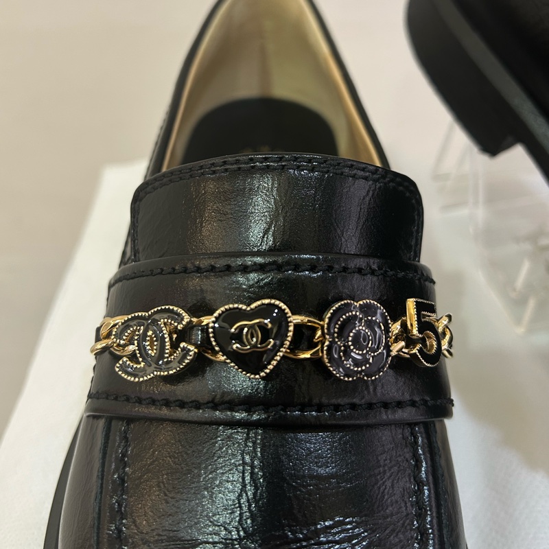CHANEL黑全皮金黑鎖辣愛心山茶花樂福鞋-3