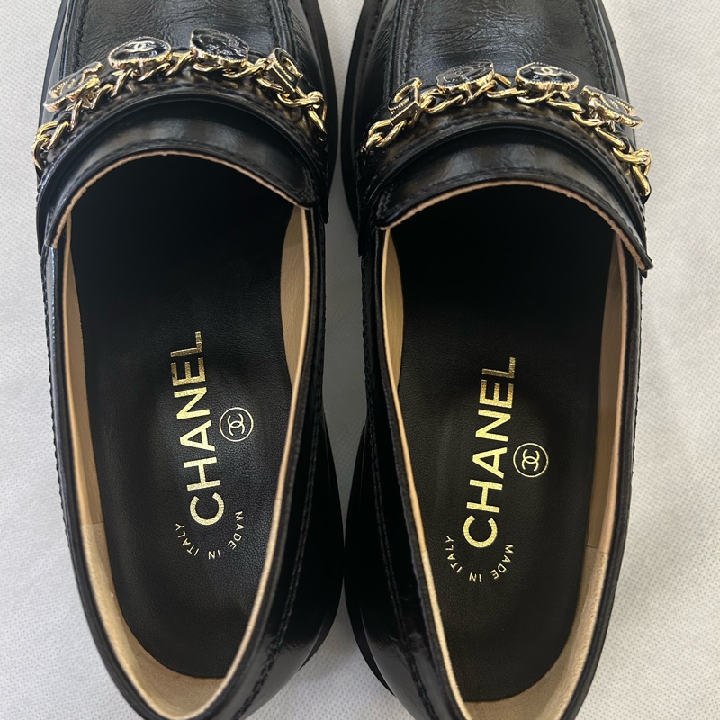 CHANEL黑全皮金黑鎖辣愛心山茶花樂福鞋-4