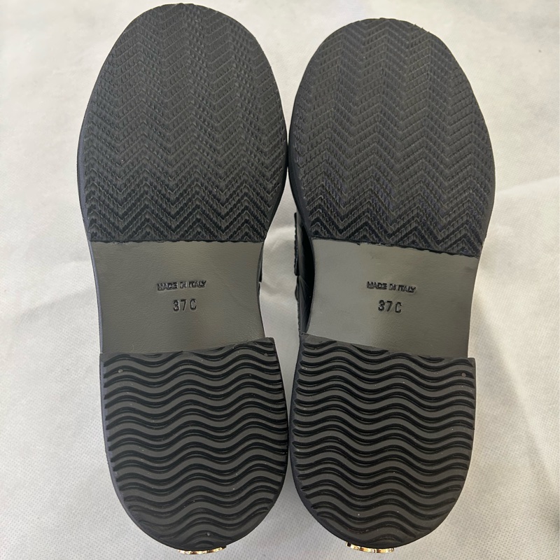 CHANEL黑全皮金黑鎖辣愛心山茶花樂福鞋-6