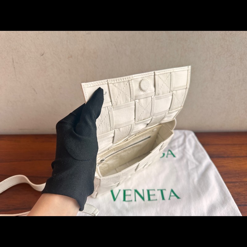 BV cassette小號 15格 奶油白斜背包-2