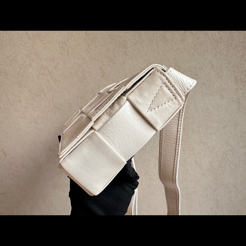 BV cassette小號 15格 奶油白斜背包-3