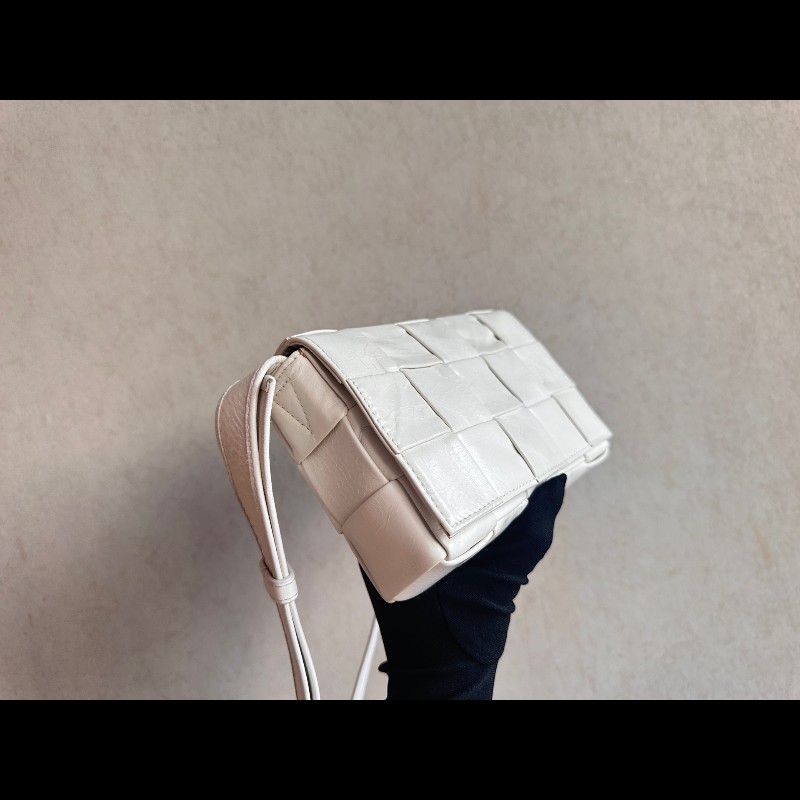 BV cassette小號 15格 奶油白斜背包-4