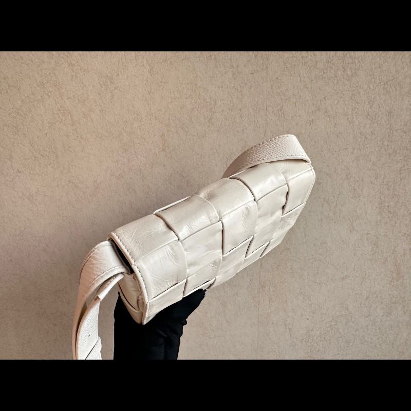 BV cassette小號 15格 奶油白斜背包-5