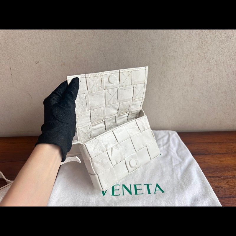 BV cassette小號 15格 奶油白斜背包-7