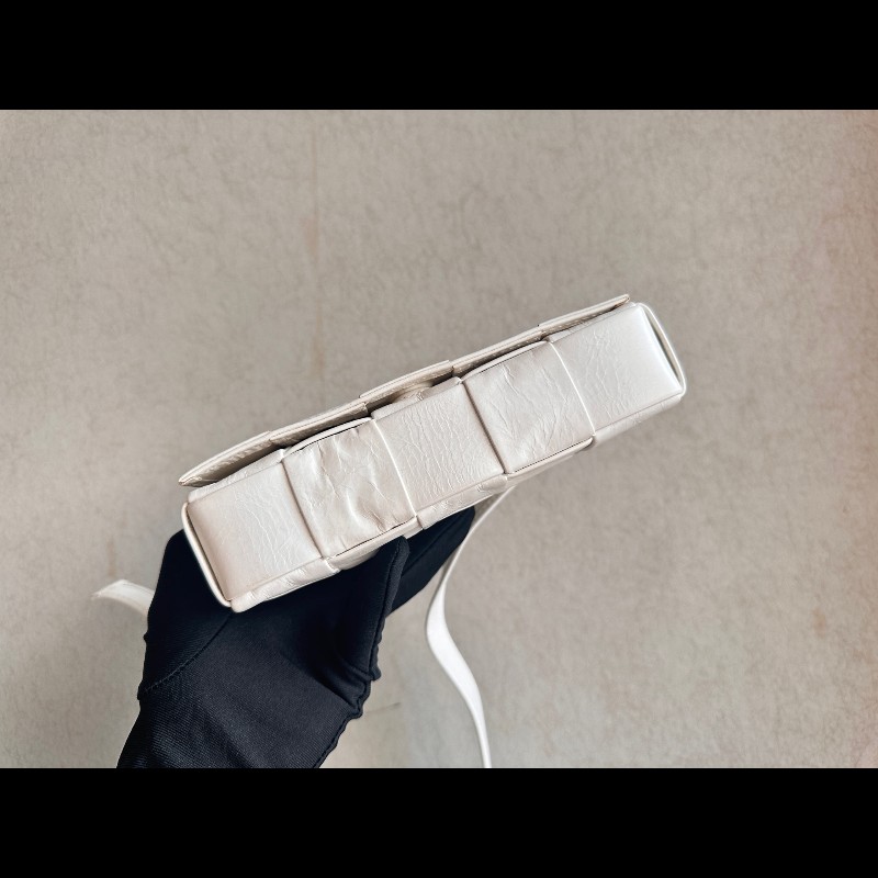 BV cassette小號 15格 奶油白斜背包-9