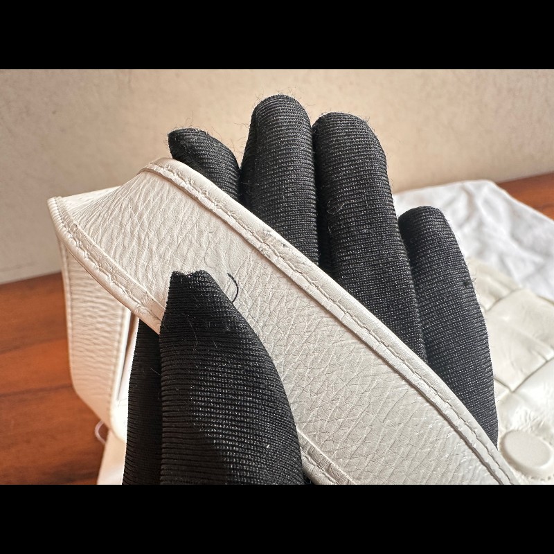 BV cassette小號 15格 奶油白斜背包-11