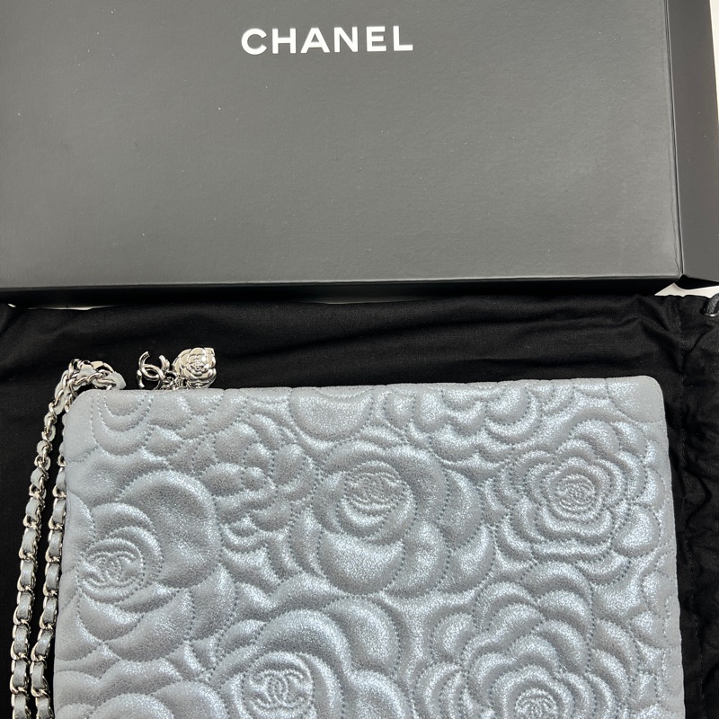 95新閑置品 Chanel山茶花銀藍Metallic羊皮腋下包/手拿包-0