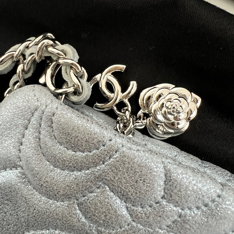 95新閑置品 Chanel山茶花銀藍Metallic羊皮腋下包/手拿包-1