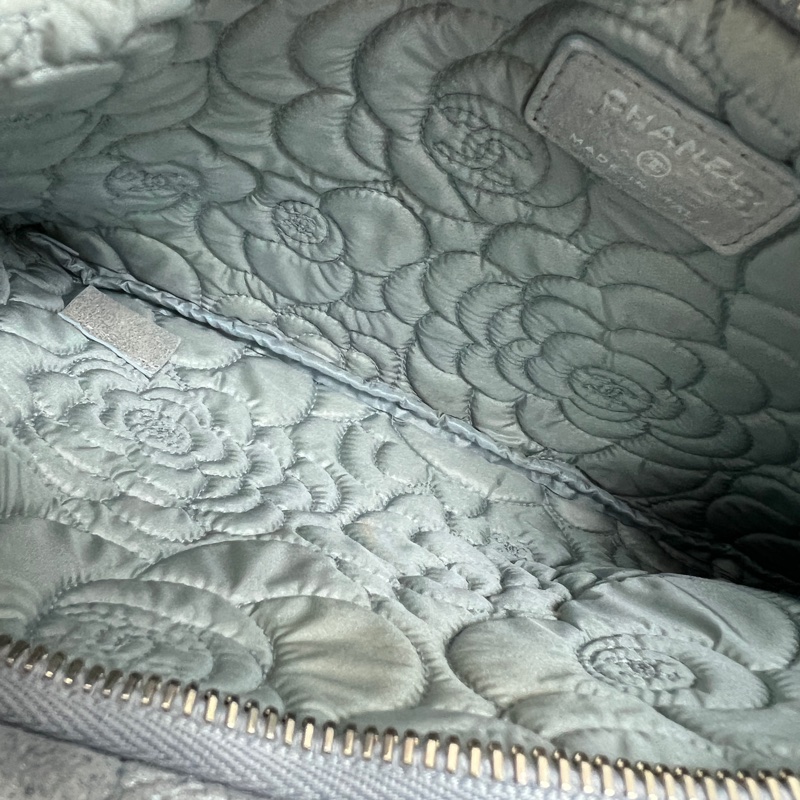 95新閑置品 Chanel山茶花銀藍Metallic羊皮腋下包/手拿包-3