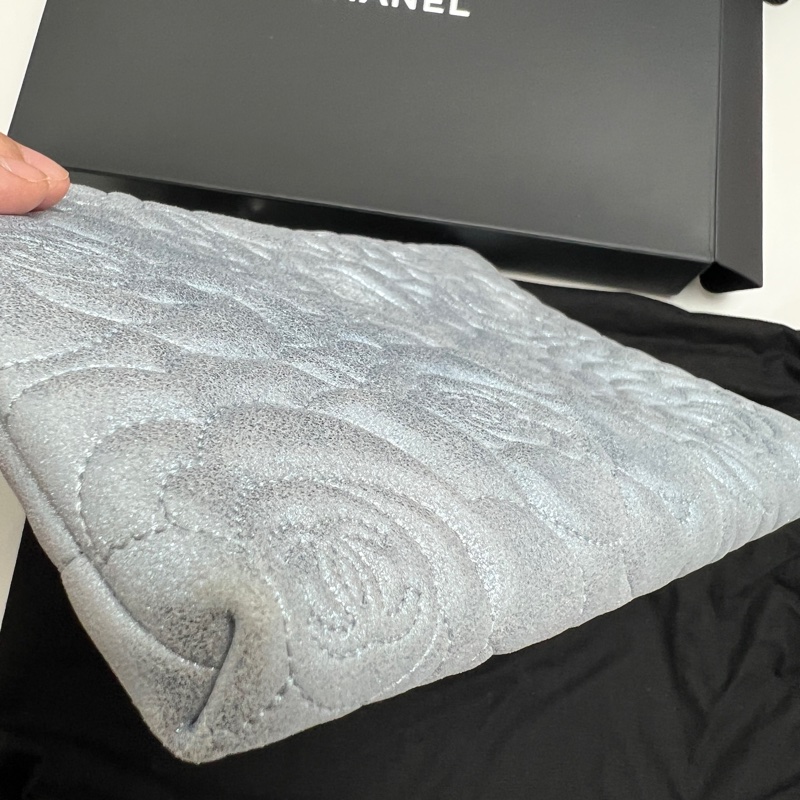 95新閑置品 Chanel山茶花銀藍Metallic羊皮腋下包/手拿包-7
