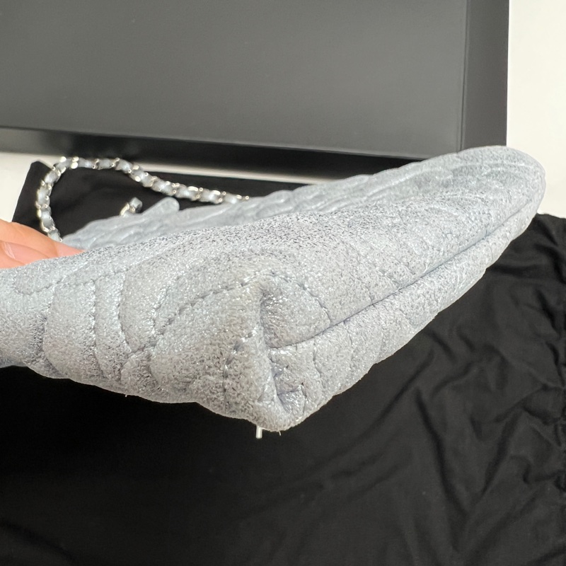 95新閑置品 Chanel山茶花銀藍Metallic羊皮腋下包/手拿包-8