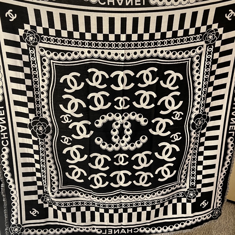 Chanel 26C 黑白雙面四方圍巾-1