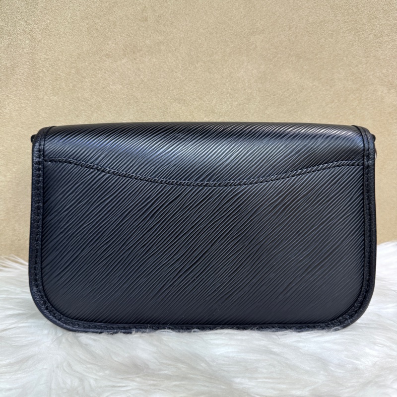 LV Buci 黑Epi肩斜背包 晶片款 三段式背帶-1